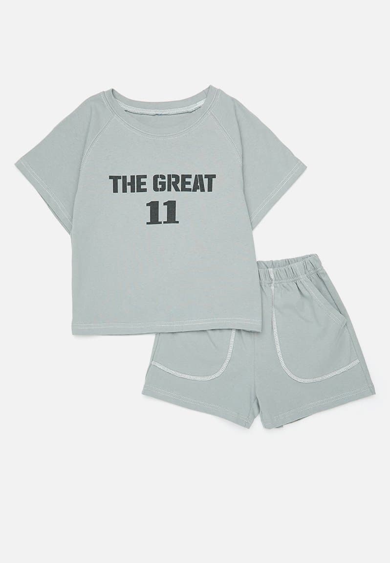 Raglan tee & shorts with contrast stitching