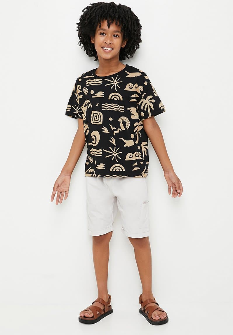 Sea theme printed tee & plain shorts