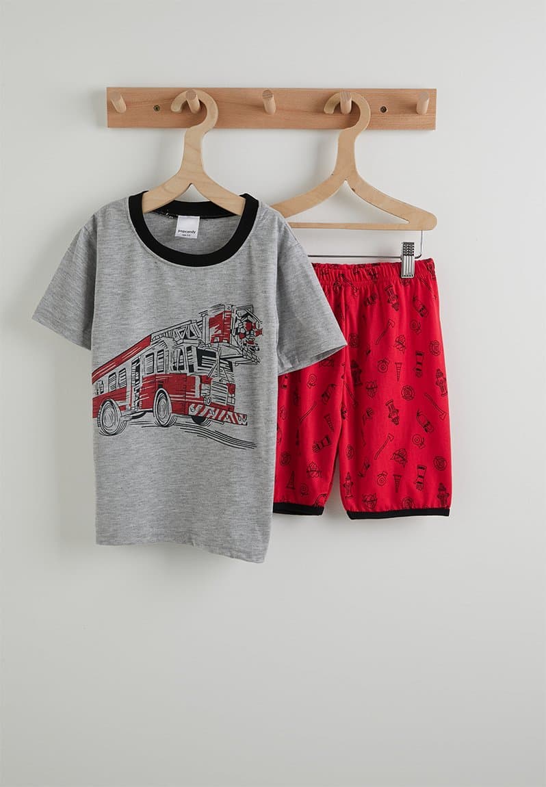 Graphic tee and aop shorts