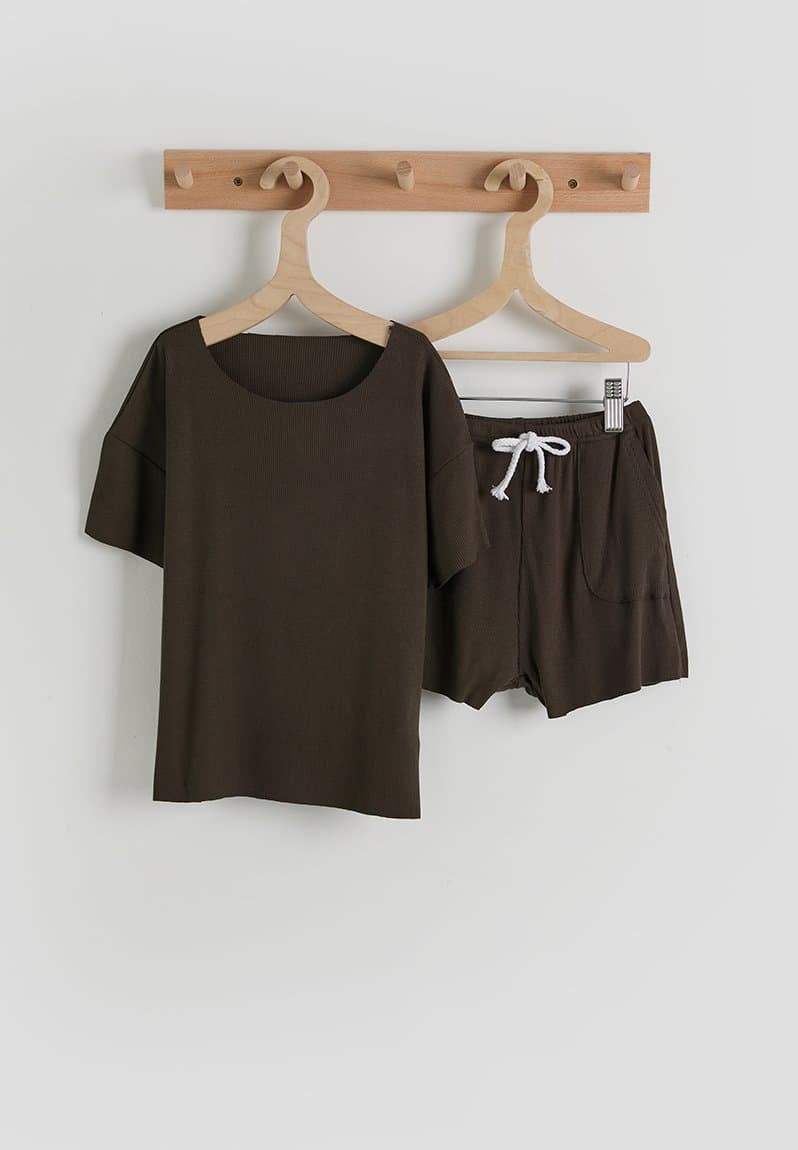Tee & shorts coffee