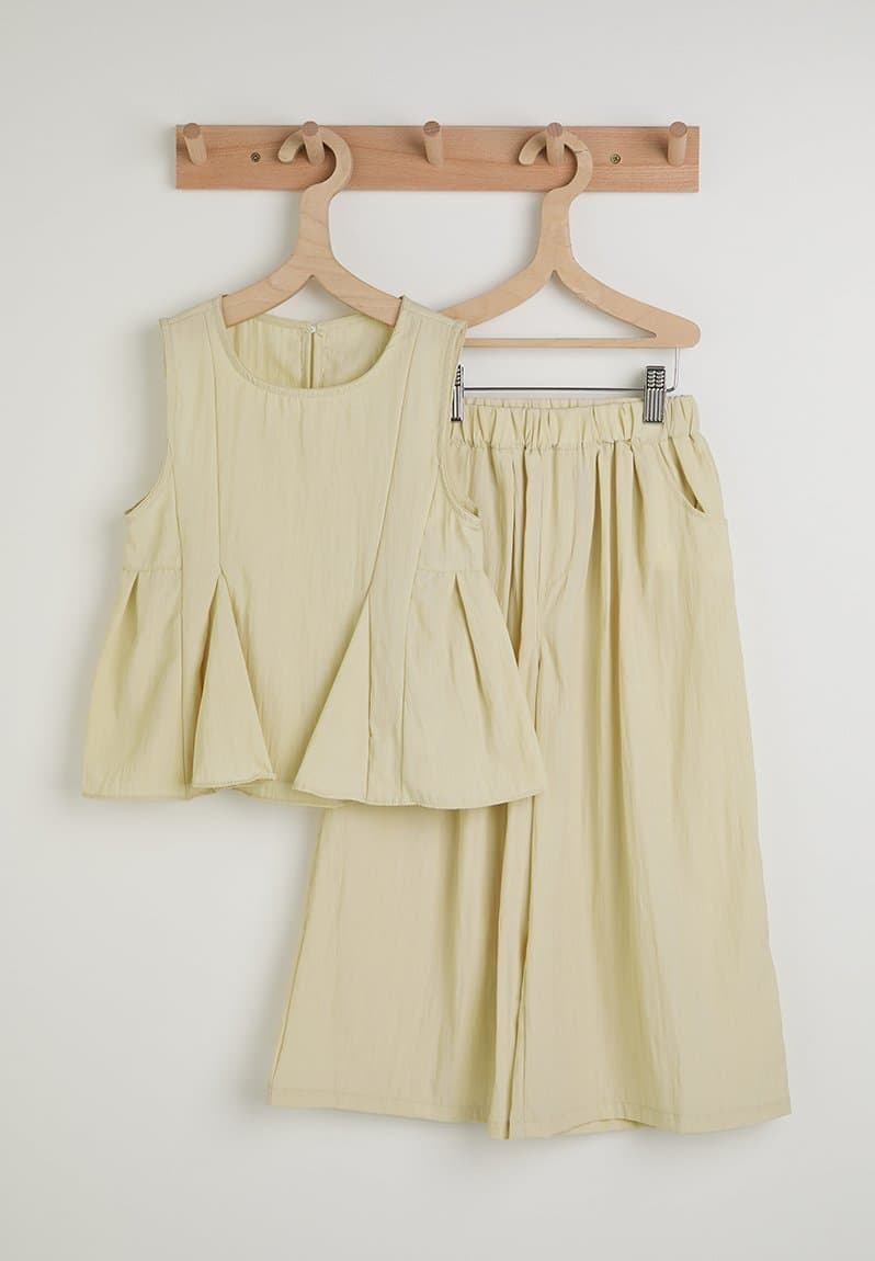 Godet detailed blouse & bermuda shorts
