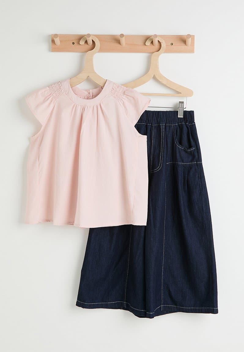 Ruffle sleeve blouse & denim flared skirt